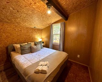 Archie's Lakeside Cabin - Wolfville - Спальня