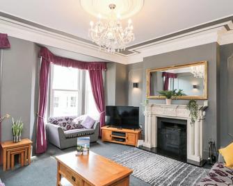 Castle View, Pet Friendly, Character Holiday Cottage In Scarborough - Scarborough - Living room