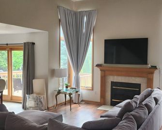 New to VRBO! Sweet Home Schererville, IN! 3bd/3 bath. Sleeps 6. Close to Chicago - Schererville - Wohnzimmer