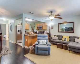 Luxurious King bed Condo across from Beach, Boardwalk, Shops and Restaurants. - Biloxi - Living room