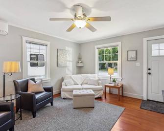 Charming Eugene Retreat Private Hot Tub and Yard! - Eugene - Living room