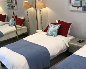 1/2 Block to Bay - 1 Block to Ocean - Walk to Piers - Newport Beach - Bedroom