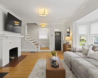 Rochester Gem: 3br Near All! - Rochester - Sala de estar