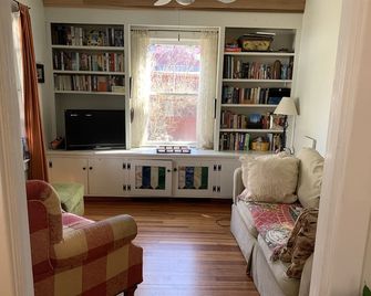 Charming Winter Ski Rental in Great Barrington, MA - Housatonic - Sala de estar