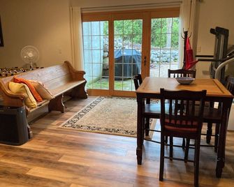 Private, Peaceful Retreat near Road America - Plymouth - Eetruimte