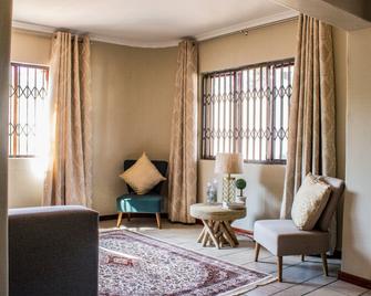 Pro Active Guest House - Pretoria - Living room