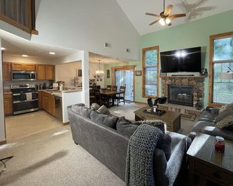 New 3000 Sf Private House at Camelback Mountain Private Parking Game Room 6 Tv - Tannersville - Huiskamer