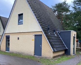 Holiday Home Near Biesbosch & Breda - Oosterhout - Gebouw