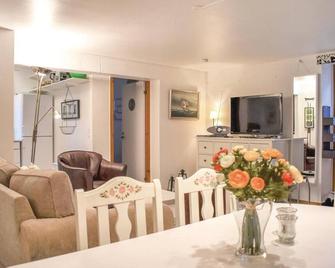 Cozy Home In Höllviken With Wifi - Höllviken - Dining room