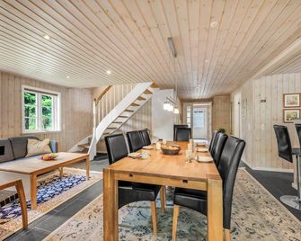 Large Holiday Home With Large Outdoor Wilderness Bath And Activity Room, Only 500 Meters From Stauning Harbor - Skjern - Comedor