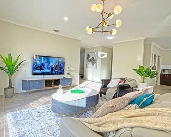 Spacious Villa 7brm 5-Bathroom House Point Cook Double Storey - Point Cook - Living room
