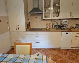 Bright charming house with a garten balkony, panoramic view and full equiped kitchen - Pilisvörösvár - Cocina