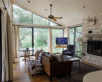 Charming 2-bedroom cottage in the Texas Hill Country - Kyle