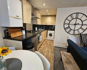 Pass the Keys Modern Ground Floor Apartment - Stafford - Kitchen