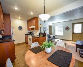 Bright 1 BR with Full Kitchen and Huge Yard - Grandview