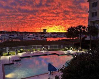 Courtyard by Marriott Charleston Waterfront - Charleston - Pool