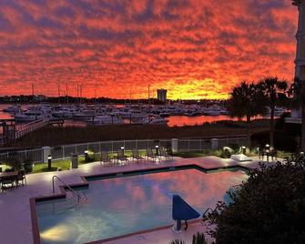 Courtyard by Marriott Charleston Waterfront - צ'רלסטון - בריכה