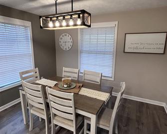Vineyards Edge, a charming retreat located in the heart of wine country! - North East - Eetruimte