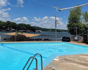 Lakeside Stay For Two By Wet Feet Retreats - Four Seasons - Basen