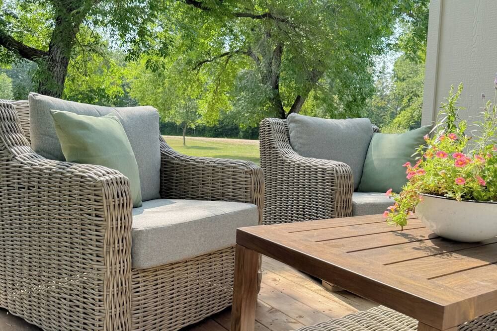 Pinecone Acres- New Waterfront Fully Restored Farmhouse with Luxury Finishes - Selkirk - Patio