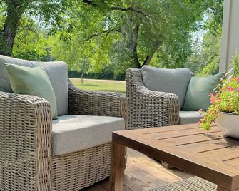 Pinecone Acres- New Waterfront Fully Restored Farmhouse with Luxury Finishes - Selkirk - Patio
