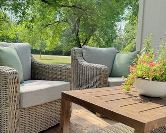 Pinecone Acres- New Waterfront Fully Restored Farmhouse with Luxury Finishes - Selkirk - Patio