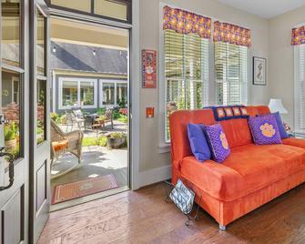 Clemson Lover's Dream Cottage - Clemson - Living room