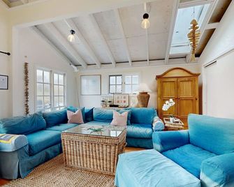 Waterfront home with views of the mountains and Salmon Creek - dogs welcome - Bodega Bay - Living room