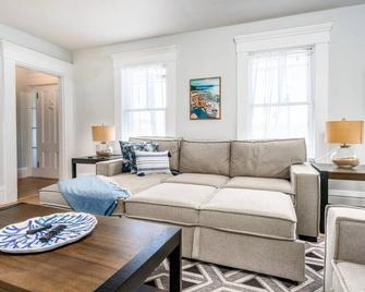 Charming Updated Cape Home! Sleeps 12! Location! - Hyannis - Soggiorno