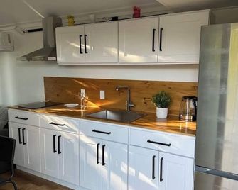 Experience 'Big Living' in a Modern Tiny House - Central PNW Location - Longview - Keuken