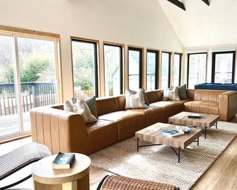 Secluded Stunning Lake View Villa w Heated Pool, Fenced Yard & Hot Tub - Greenwood Lake - Sala de estar