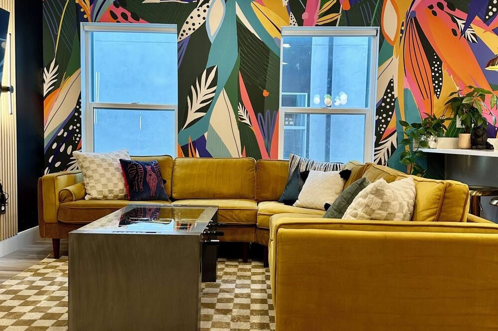 Downtown retreat, rooftop patio, EV charger, games, stocked kitchen, TVs/desks - Salt Lake City - Lounge