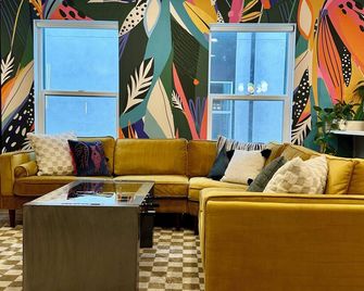 Downtown retreat, rooftop patio, EV charger, games, stocked kitchen, TVs/desks - Salt Lake City - Lounge