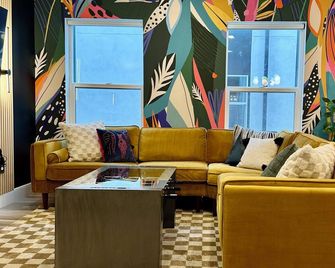 Downtown retreat, rooftop patio, EV charger, games, stocked kitchen, TVs/desks - Salt Lake City - Lounge