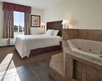Super 8 by Wyndham Bowling Green North - באולינג גרין - חדר שינה