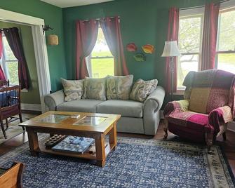 Gorgeous water views, cozy and spacious! Walk to restaurants /pubs & beaches!! - Lubec - Sala de estar