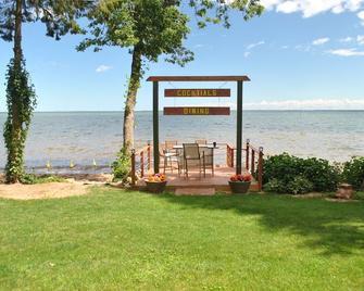 Washburn Beach House. Private Beach, 11.6 Miles from Bayfield! - Washburn - Patio