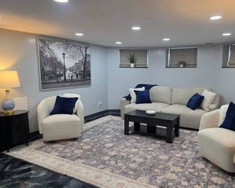 The Hideaway | Cozy 2BR Retreat in Pontiac - Pontiac