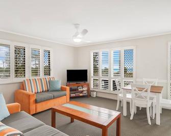 Legacy 3 - Bilinga/North Kirra Beachfront - Min. 3 Night Stays! - Bilinga - Living room