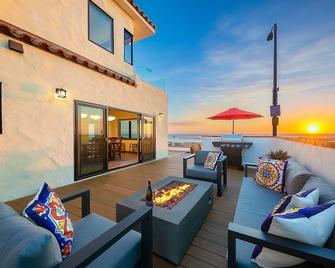 Newly Renovated Oceanfront 8bd/2 Houses W/ Ac, Hot Tub, Firepit, & Huge Rooftop Deck! - San Diego - Balkon