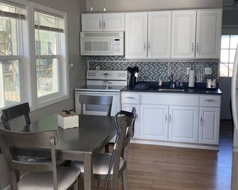 Cozy Cottage near Lake Erie 3 min drive - Vermilion - Kitchen