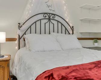 Cute, Homey Place Just Out Of Town With A Country Feel - Chambersburg - Bedroom