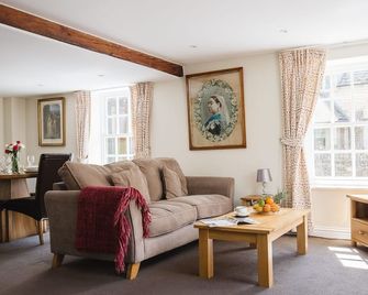 A sudeley castle cottage that sleeps 6 guests in 2 bedrooms - Cheltenham - Living room