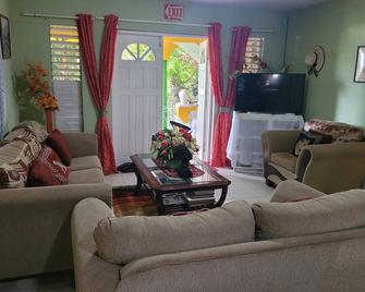 Jo J's Hostel - Oistins - Living room