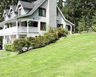 Welcome to Cottonwood Home! Beach and private small lake! - Duncan - Building