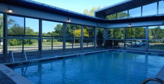 Holiday Inn Express & Suites Milford - Milford - Piscina