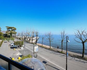 Marriott Charming on the Lake Apartment DesenzanoLoft Official Partner Homes & Villas by Marriott Bonvoy - Desenzano del Garda - Balkong