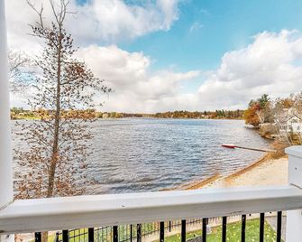 Luxury Lake House - East Windsor - Balcony