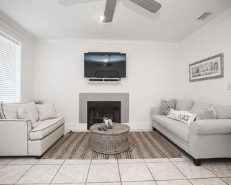Sunnyside Up by Panhandle Getaways - Sunnyside - Living room