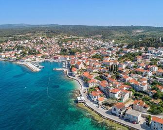 Villa Stone Pearl - Two Bedroom Holiday House with Pool - Tugare
